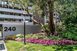 1304 - 240 SCARLETT ROAD  Toronto, ON M6N 4X4