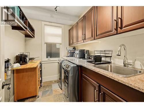 620 Arbor View Drive, Kelowna, BC - Indoor Photo Showing Kitchen