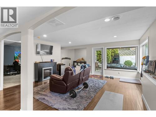 908 Westview Way, West Kelowna, BC - Indoor Photo Showing Living Room With Fireplace
