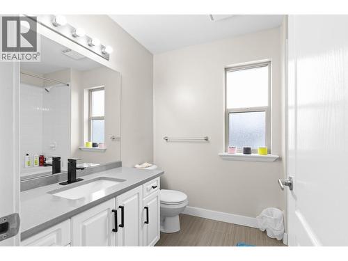 908 Westview Way, West Kelowna, BC - Indoor Photo Showing Bathroom