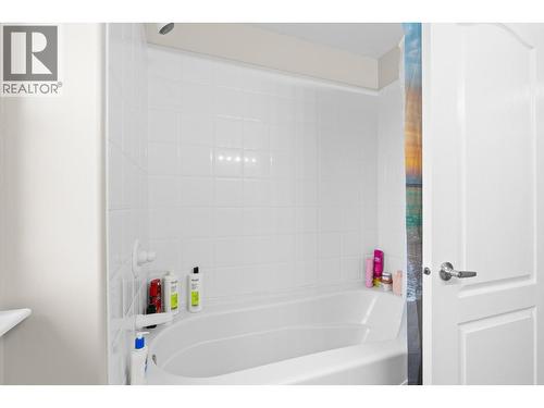 908 Westview Way, West Kelowna, BC - Indoor Photo Showing Bathroom
