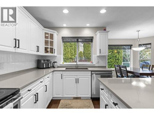 908 Westview Way, West Kelowna, BC - Indoor Photo Showing Kitchen