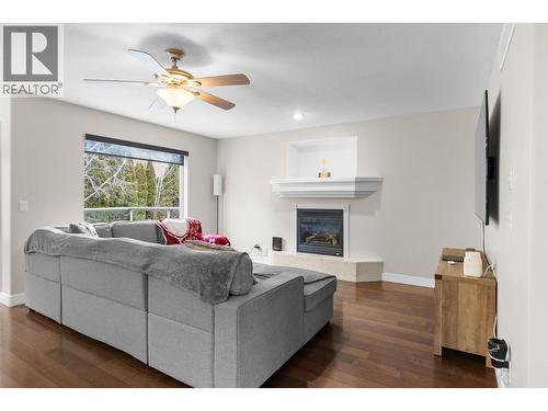 908 Westview Way, West Kelowna, BC - Indoor Photo Showing Living Room With Fireplace