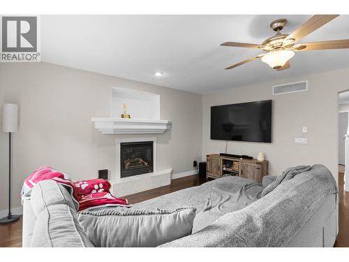 908 Westview Way, West Kelowna, BC - Indoor Photo Showing Living Room With Fireplace
