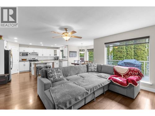 908 Westview Way, West Kelowna, BC - Indoor Photo Showing Living Room