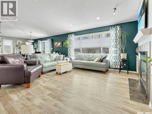 512 Keene Drive, Swift Current, SK - Indoor Photo Showing Living Room