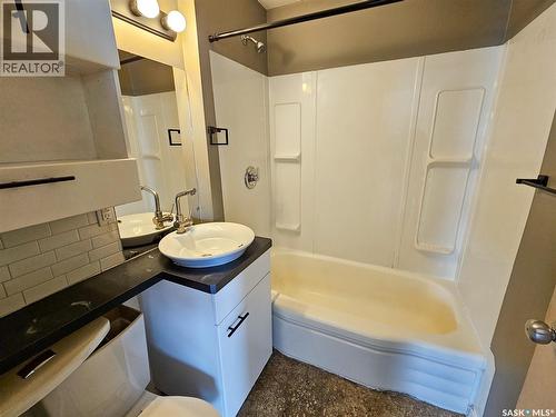 660 9Th Avenue Ne, Swift Current, SK - Indoor Photo Showing Bathroom