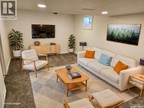 660 9Th Avenue Ne, Swift Current, SK - Indoor Photo Showing Living Room