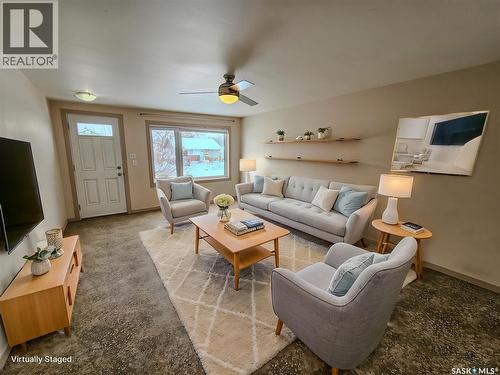 660 9Th Avenue Ne, Swift Current, SK - Indoor Photo Showing Living Room