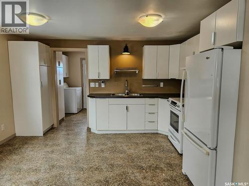 660 9Th Avenue Ne, Swift Current, SK - Indoor Photo Showing Kitchen With Double Sink