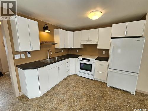 660 9Th Avenue Ne, Swift Current, SK - Indoor Photo Showing Kitchen With Double Sink