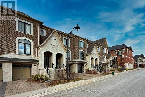 33 Duncombe Lane, Richmond Hill, ON 