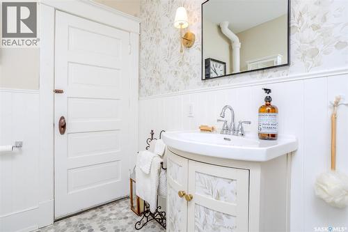 515 9Th Street E, Saskatoon, SK - Indoor Photo Showing Bathroom