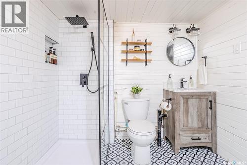515 9Th Street E, Saskatoon, SK - Indoor Photo Showing Bathroom