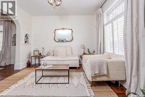 515 9Th Street E, Saskatoon, SK - Indoor Photo Showing Living Room