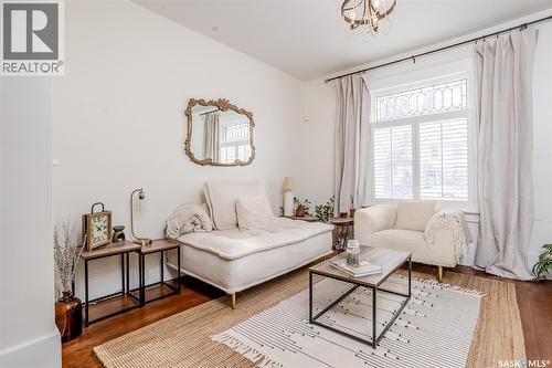 515 9Th Street E, Saskatoon, SK - Indoor Photo Showing Living Room