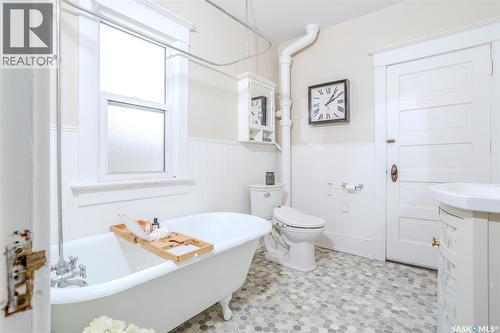 515 9Th Street E, Saskatoon, SK - Indoor Photo Showing Bathroom