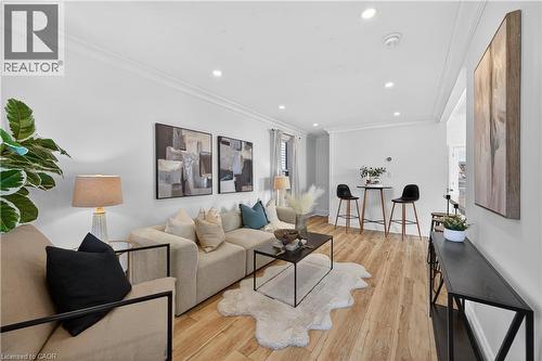 8 East 23Rd Street, Hamilton, ON - Indoor Photo Showing Living Room