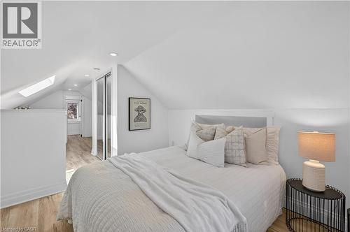 8 East 23Rd Street, Hamilton, ON - Indoor Photo Showing Bedroom