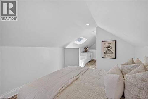 8 East 23Rd Street, Hamilton, ON - Indoor Photo Showing Bedroom