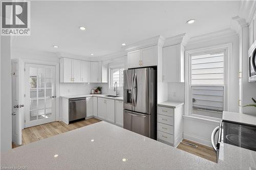 8 East 23Rd Street, Hamilton, ON - Indoor Photo Showing Kitchen
