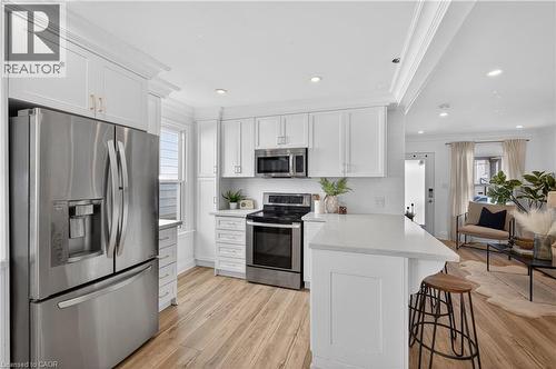 8 East 23Rd Street, Hamilton, ON - Indoor Photo Showing Kitchen