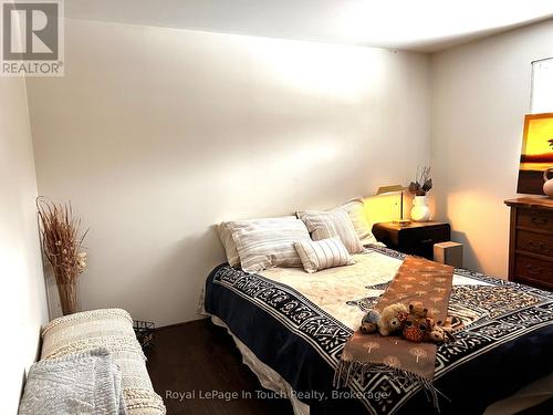 26 Dundee Drive, Tiny, ON - Indoor Photo Showing Bedroom