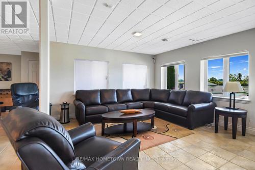 201 Empire Hanna Road E, Edwardsburgh/Cardinal, ON - Indoor Photo Showing Living Room