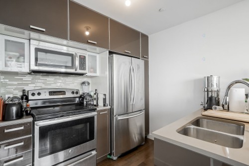 Kitchen - 2403-495 Av. Viger O., Montréal (Ville-Marie), QC - Indoor Photo Showing Kitchen With Double Sink With Upgraded Kitchen