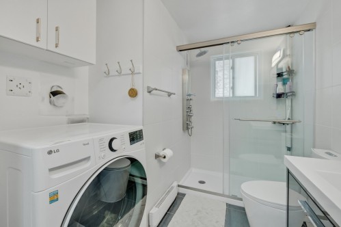 Salle de bains - 6 Av. Godfrey, Saint-Sauveur, QC - Indoor Photo Showing Laundry Room