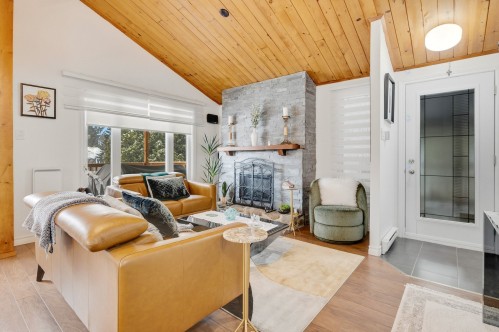 Salon - 6 Av. Godfrey, Saint-Sauveur, QC - Indoor With Fireplace