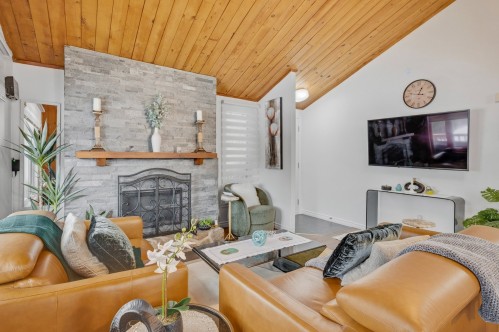 Salon - 6 Av. Godfrey, Saint-Sauveur, QC - Indoor Photo Showing Living Room With Fireplace