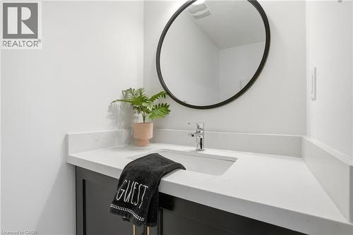 32 Radison Lane, Hamilton, ON - Indoor Photo Showing Bathroom