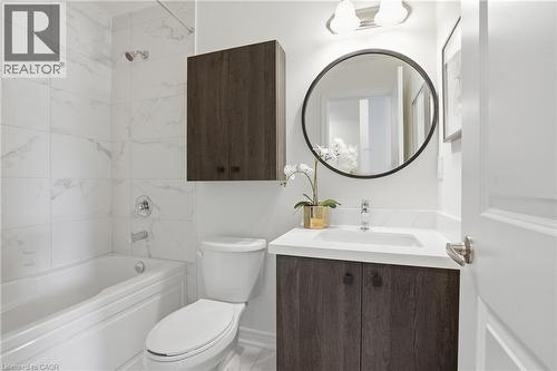 32 Radison Lane, Hamilton, ON - Indoor Photo Showing Bathroom