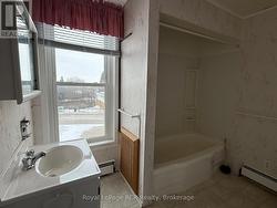 Apt 3 (east side upper level) - 