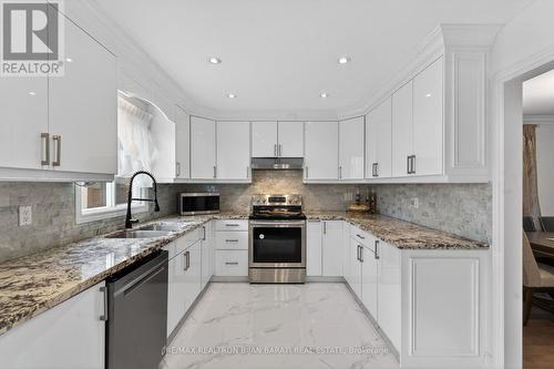 92 Weldrick Road E, Richmond Hill, ON - Indoor Photo Showing Kitchen With Double Sink With Upgraded Kitchen