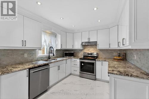 92 Weldrick Road E, Richmond Hill, ON - Indoor Photo Showing Kitchen With Stainless Steel Kitchen With Double Sink With Upgraded Kitchen