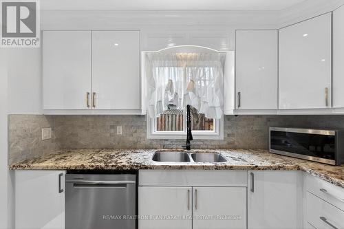 92 Weldrick Road E, Richmond Hill, ON - Indoor Photo Showing Kitchen With Double Sink With Upgraded Kitchen