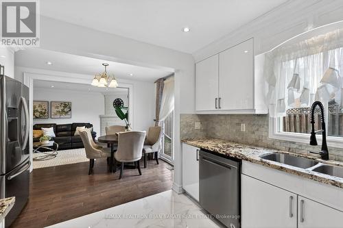 92 Weldrick Road E, Richmond Hill, ON - Indoor Photo Showing Kitchen With Stainless Steel Kitchen With Double Sink With Upgraded Kitchen