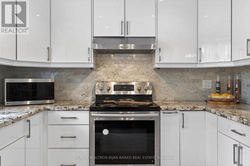 92 Weldrick Road E, Richmond Hill, ON - Indoor Photo Showing Kitchen With Upgraded Kitchen