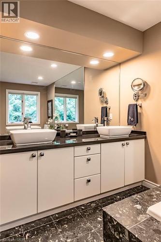 223 Briar Hill Crescent, Ancaster, ON - Indoor Photo Showing Bathroom