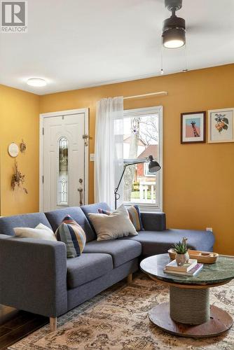364 Tragina Avenue N, Hamilton, ON - Indoor Photo Showing Living Room
