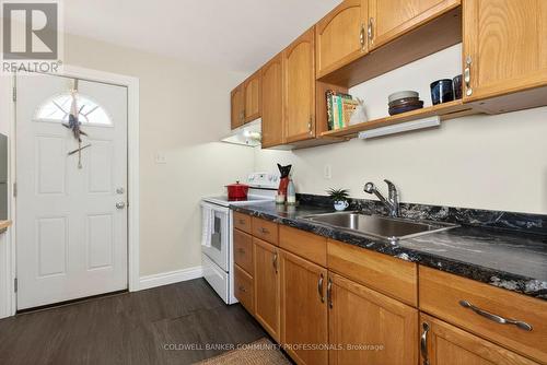 364 Tragina Avenue N, Hamilton, ON - Indoor Photo Showing Kitchen