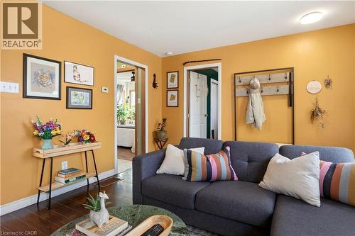 364 Tragina Avenue N, Hamilton, ON - Indoor Photo Showing Living Room