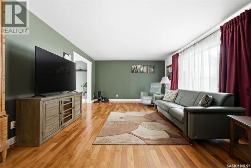 166 Deergrove Crescent, Regina, SK - Indoor Photo Showing Living Room