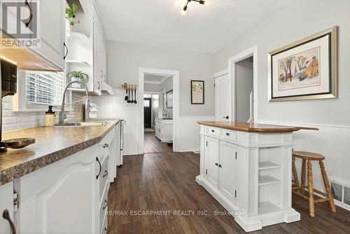 13 Richmond Street, Hamilton, ON - Indoor Photo Showing Kitchen