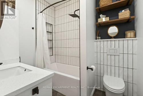 13 Richmond Street, Hamilton, ON - Indoor Photo Showing Bathroom
