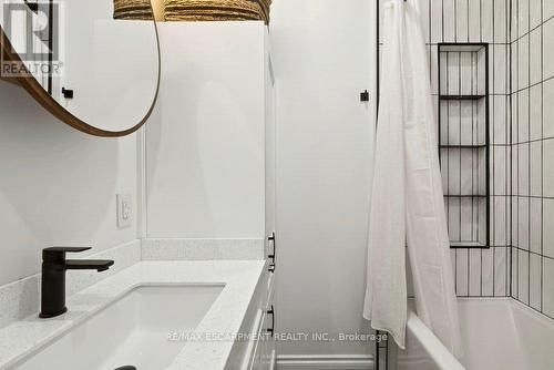 13 Richmond Street, Hamilton, ON - Indoor Photo Showing Bathroom