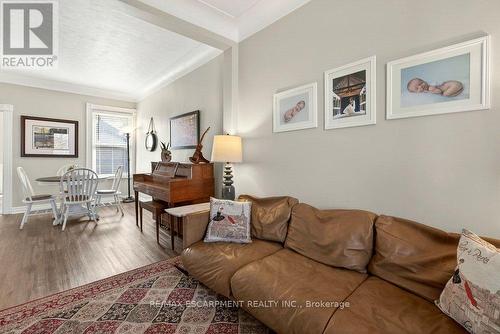 13 Richmond Street, Hamilton, ON - Indoor Photo Showing Living Room