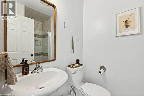 87 East Avenue N, Hamilton, ON - Indoor Photo Showing Bathroom